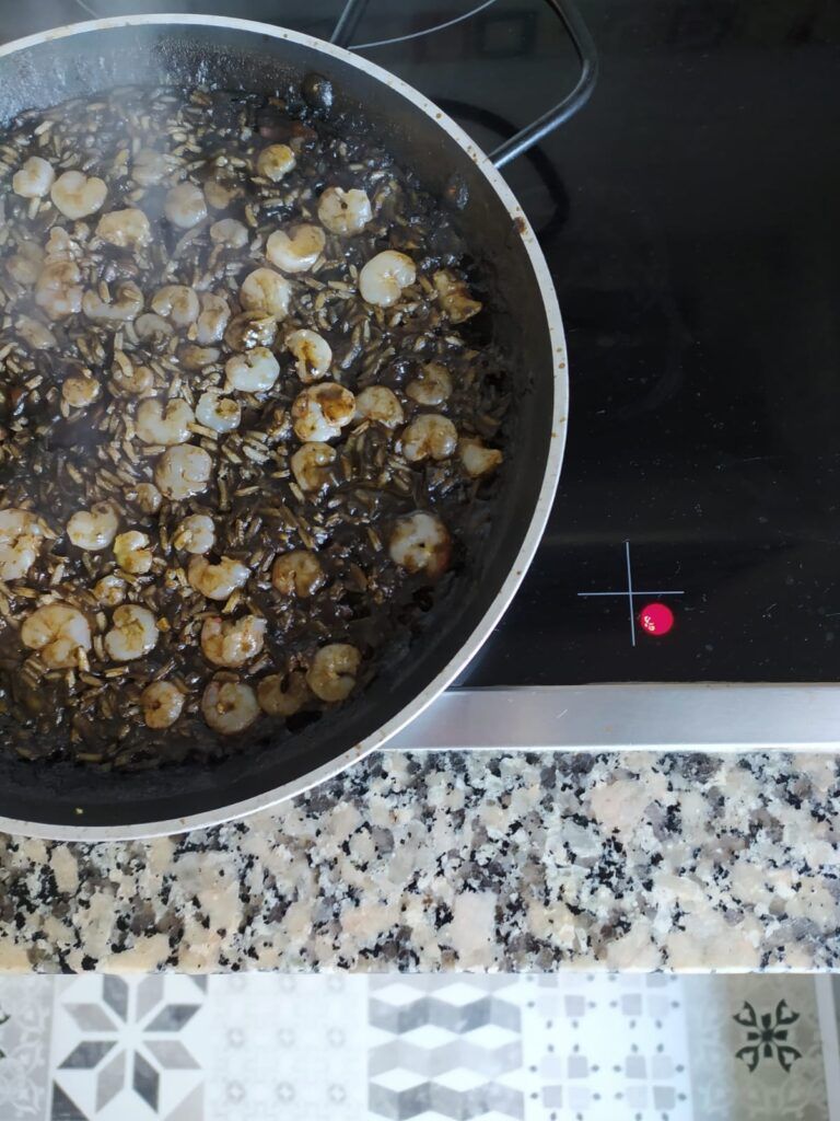 Arroz negro con calamares y gambas